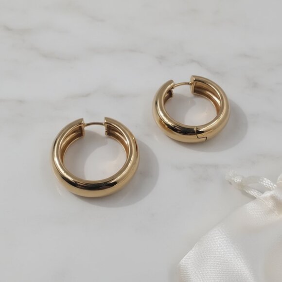 Mejuri Chunky Large Hoops | 18K Gold Vermeil | $178 - Picture 10 of 10